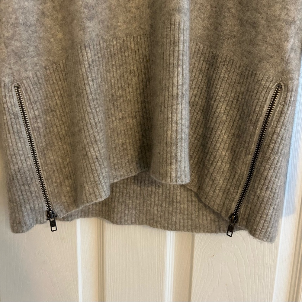 Saks Fifth Avenue Light Gray Cashmere Turtleneck Sweater with side zip Large - Picture 2 of 6